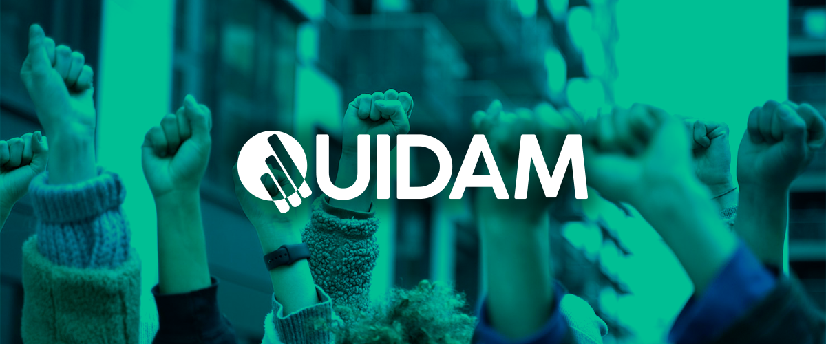 Le collectif Quidam, poings levés